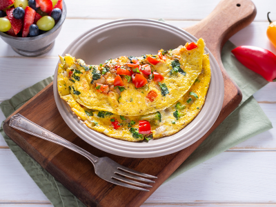 Omelete recheado e fofo, pronto para servir