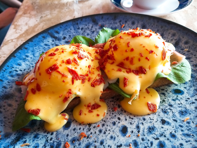 Prato clĂĄssico de Ovos Benedict com molho holandĂȘs